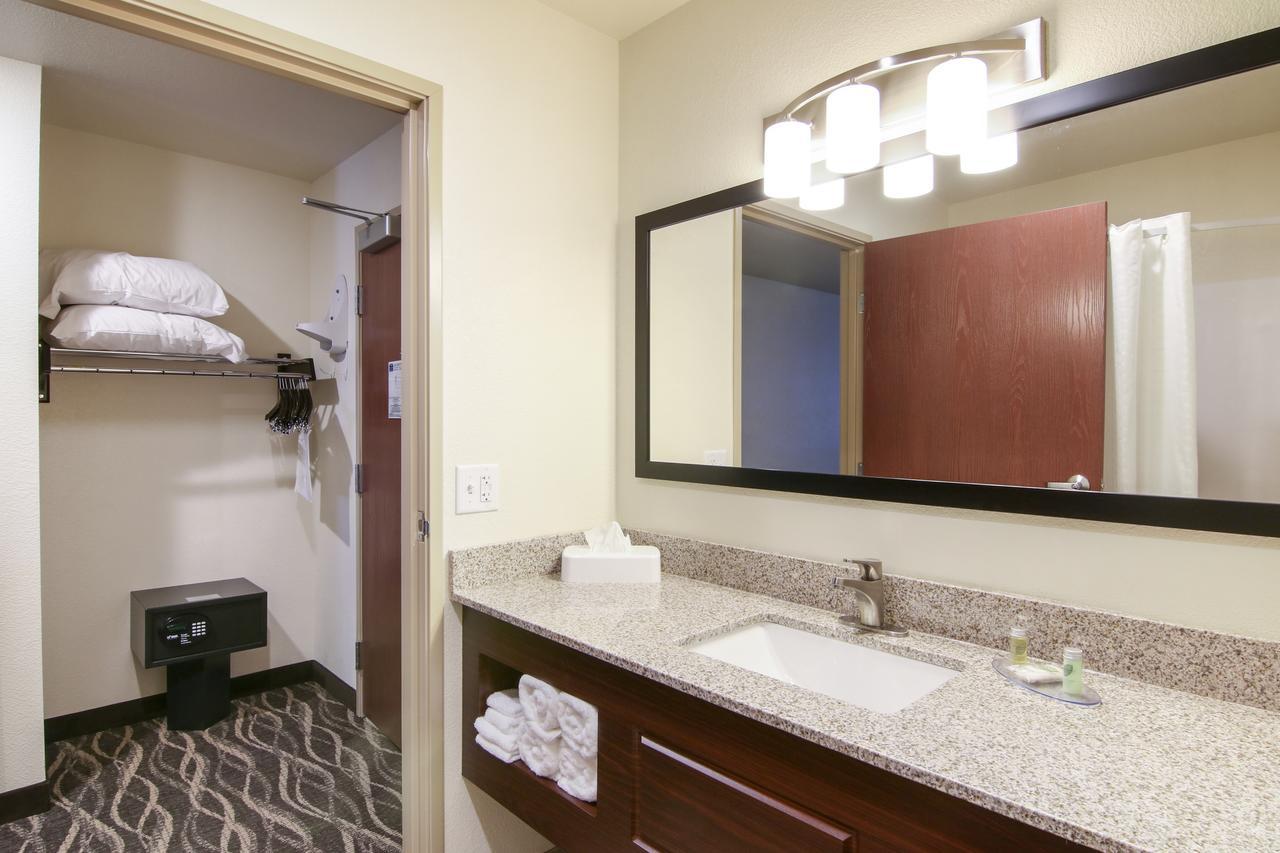 Cobblestone Hotel & Suites Hartford Exteriör bild